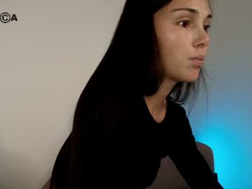 https://x.com/hollyextra